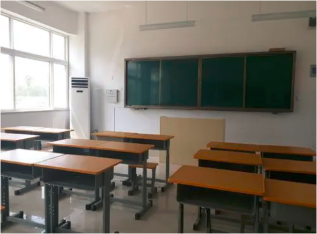 教室里安装的空调控制器是什么
